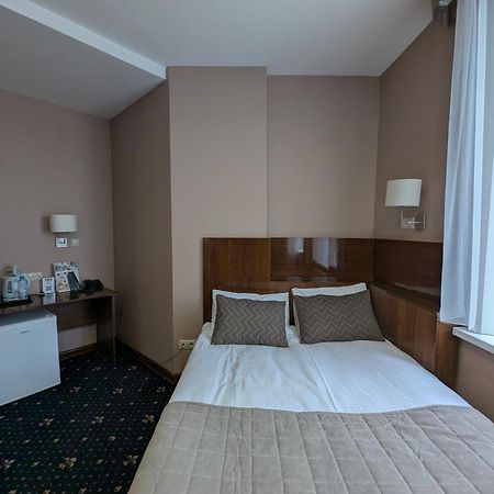 Victoria Hotel Орал Екстер'єр фото