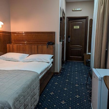 Victoria Hotel Орал Екстер'єр фото