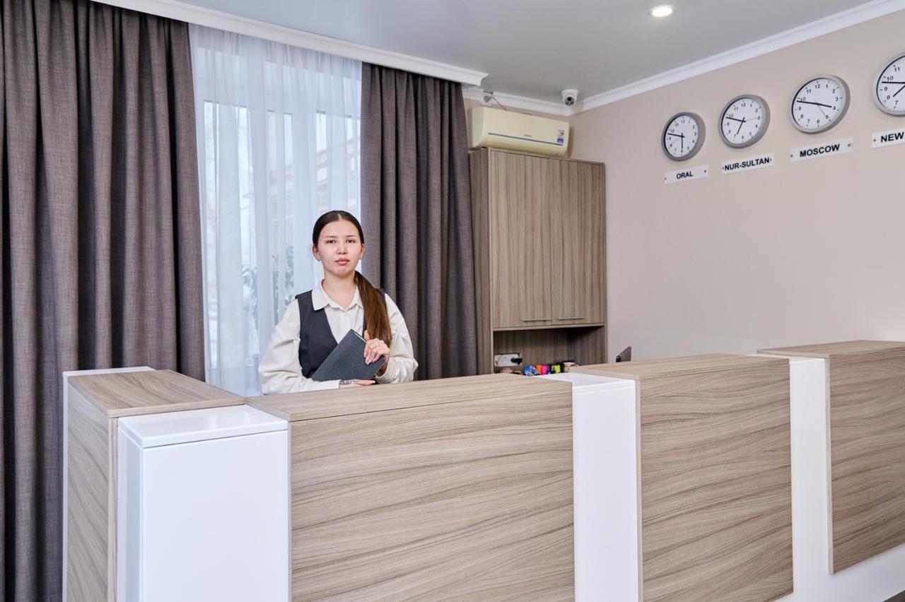Victoria Hotel Орал Екстер'єр фото