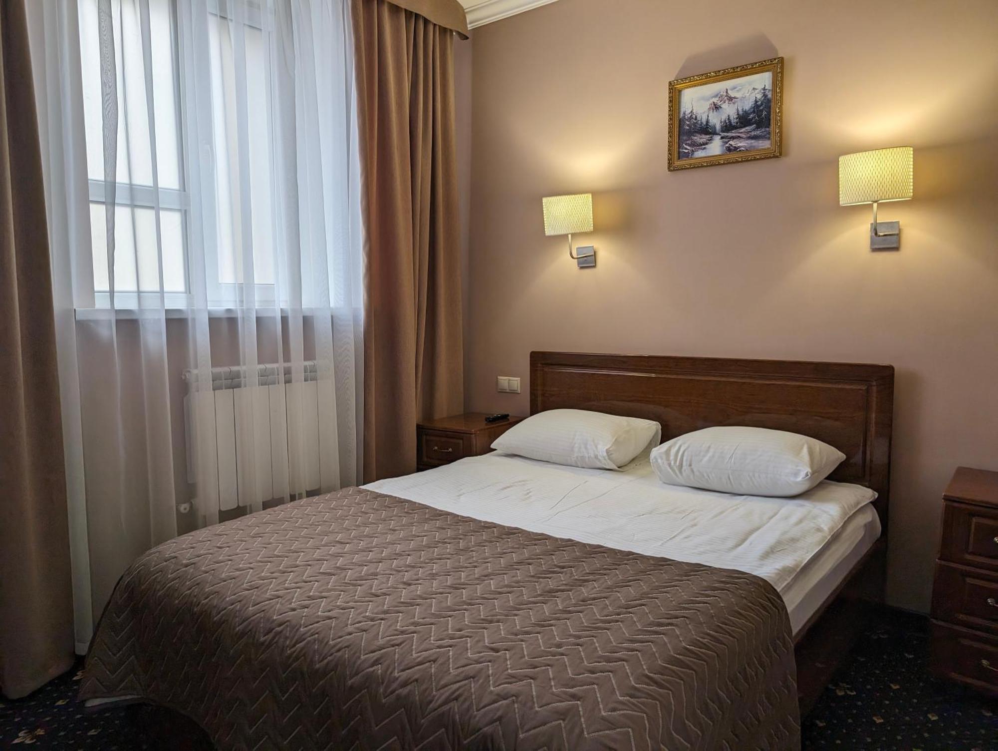 Victoria Hotel Орал Екстер'єр фото