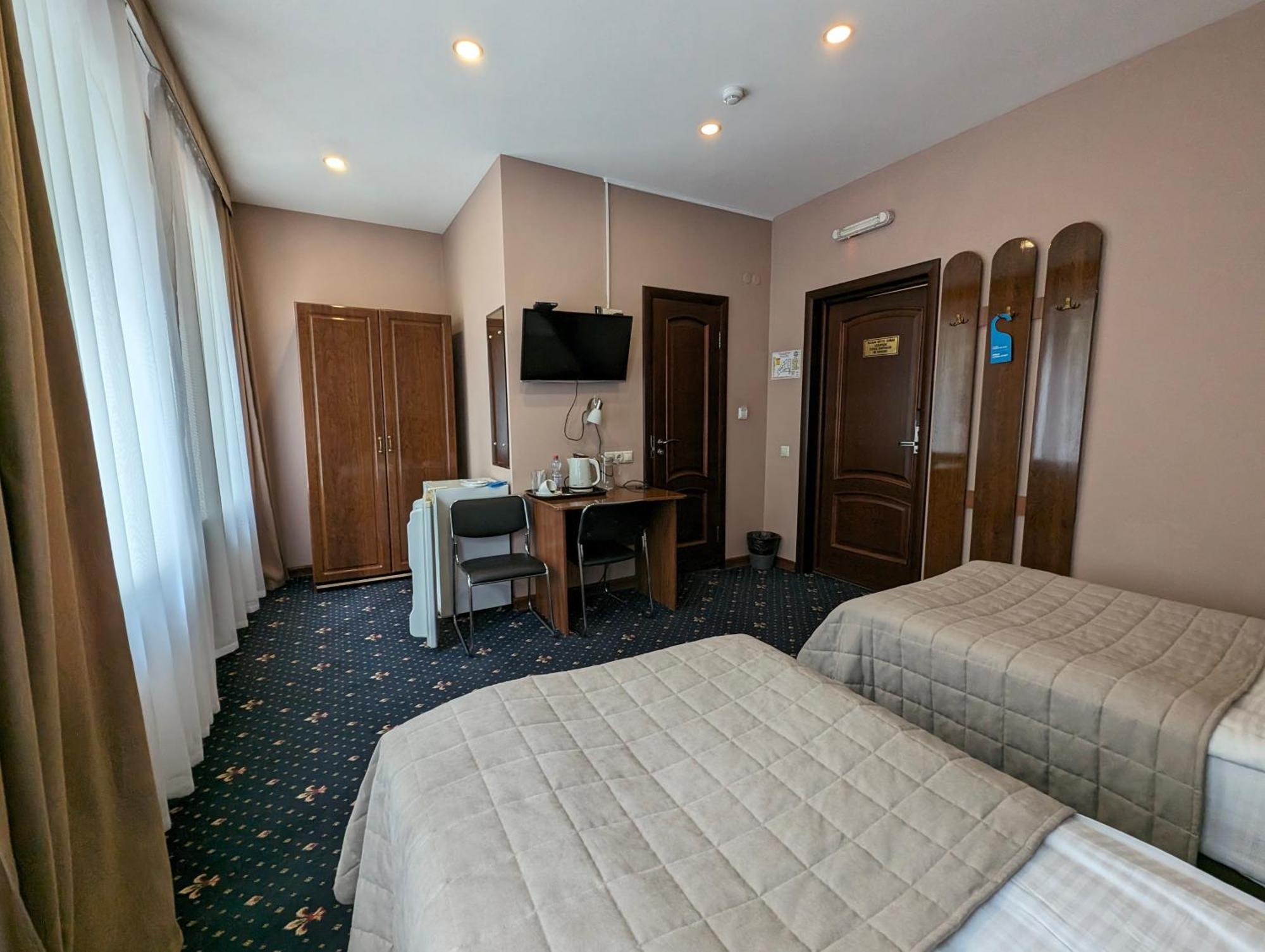Victoria Hotel Орал Екстер'єр фото