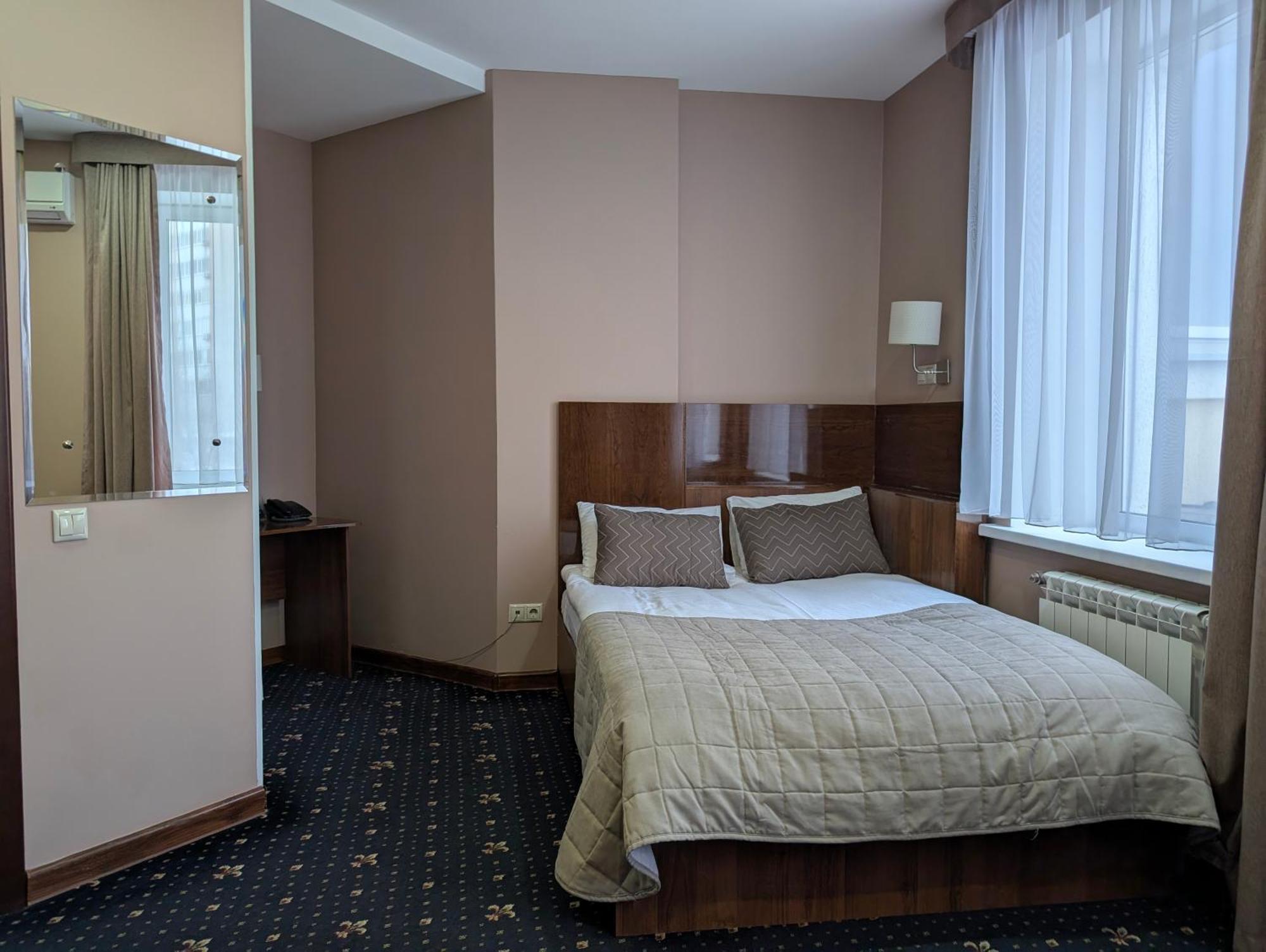 Victoria Hotel Орал Екстер'єр фото